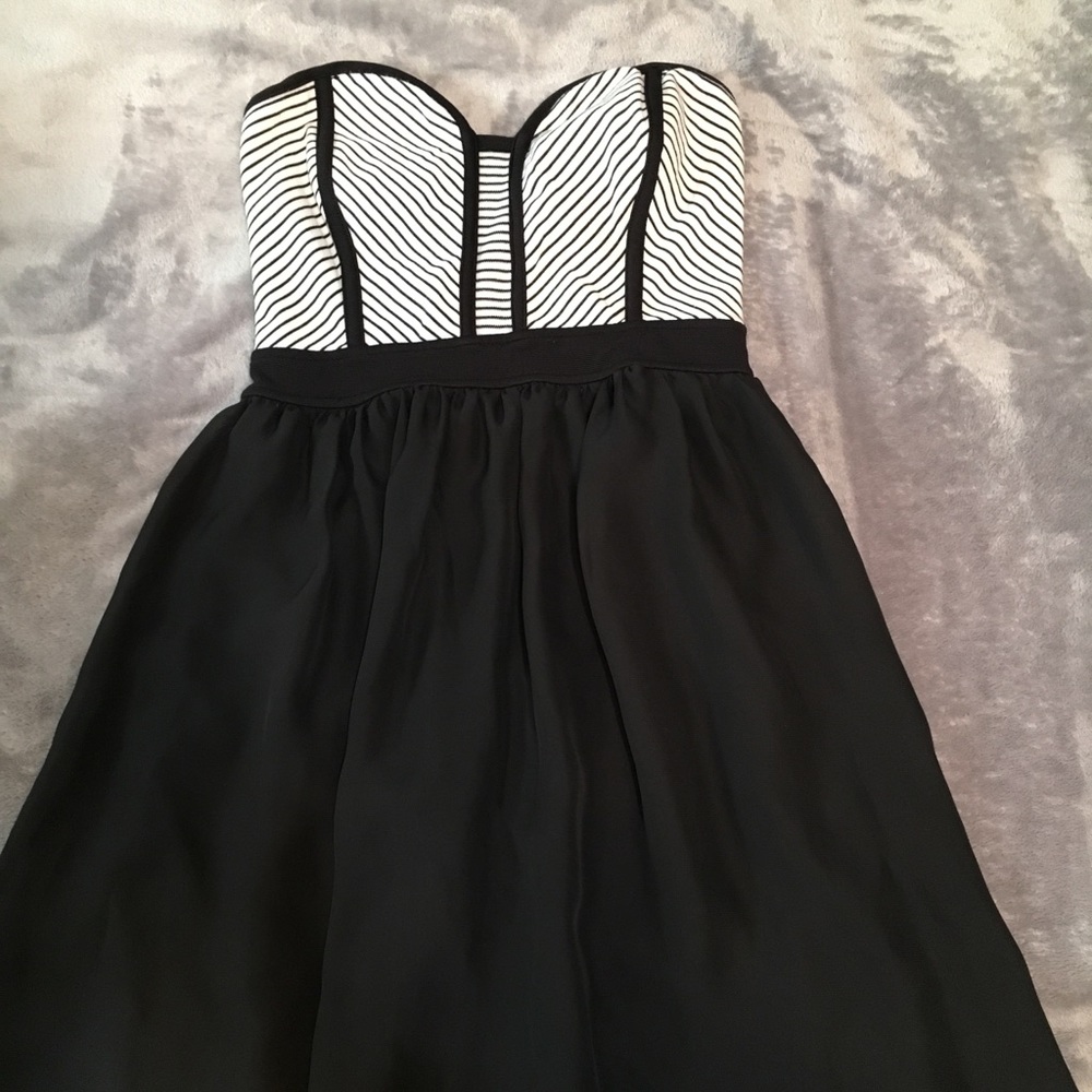 Black and white sleeveless dress